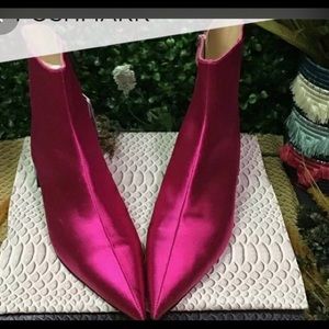 Fuchsia bootee. Flat heel